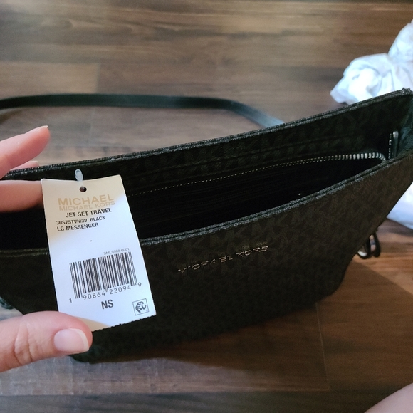 MK Jet Set Travel - Picture 3 of 4